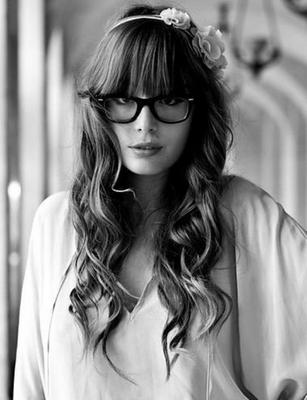 cabello largo con flequillo y rizos