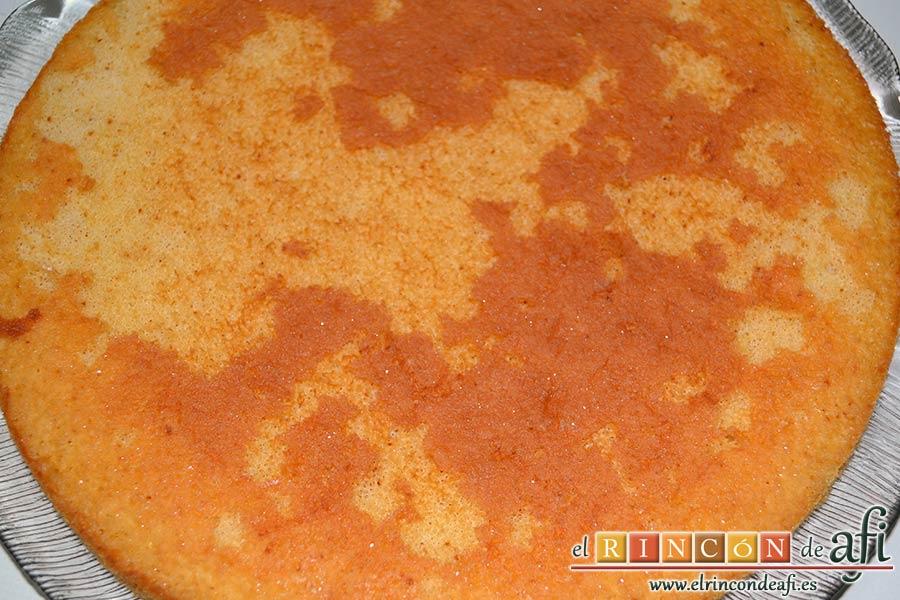 Tarta de fresas y nata (crema de leche), mojar el bizcocho con el almíbar