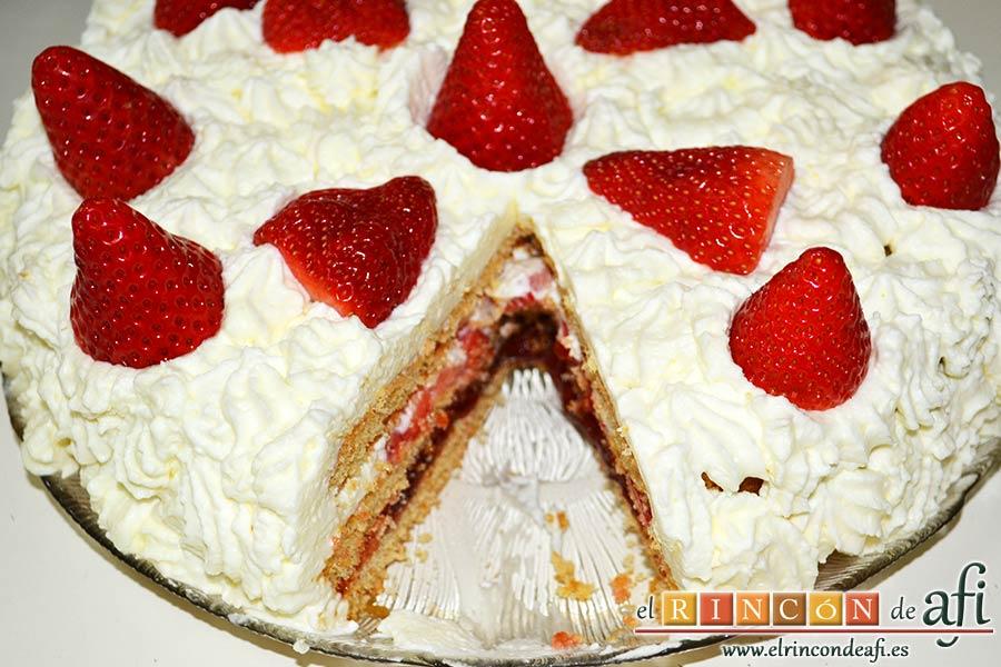 Tarta de fresas y nata (crema de leche), enfriar en la nevera un par de horas antes de servir