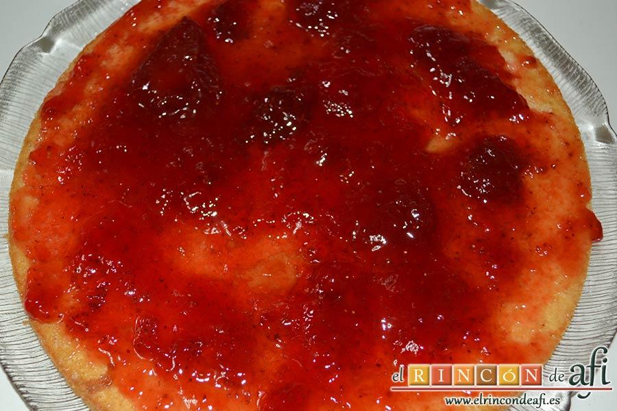 Tarta de fresas y nata (crema de leche), poner una capa de mermelada de fresa sobre el primer bizcocho