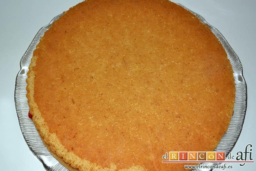 Tarta de fresas y nata (crema de leche), poner encima el segundo bizcocho y mojarlo con almíbar