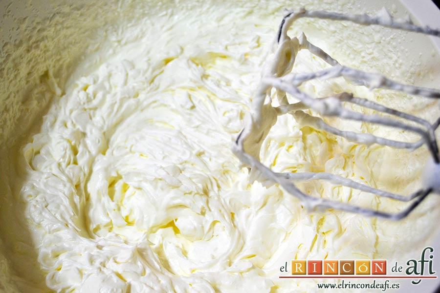 Tarta de fresas y nata (crema de leche), montar la nata (crema de leche) con azúcar