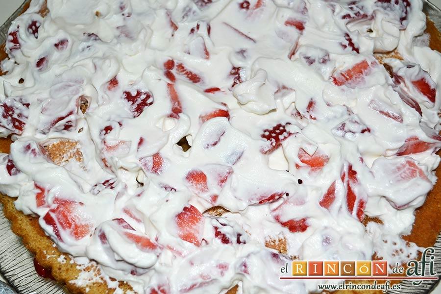 Tarta de fresas y nata (crema de leche), extenderlas por el segundo bizcocho