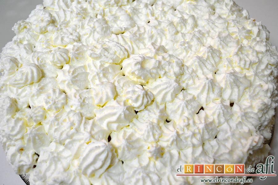 Tarta de fresas y nata (crema de leche), tapar con el tercer bizcocho, mojarlo con almíbar y decorar con la nata (crema de leche) y una boquilla rizada