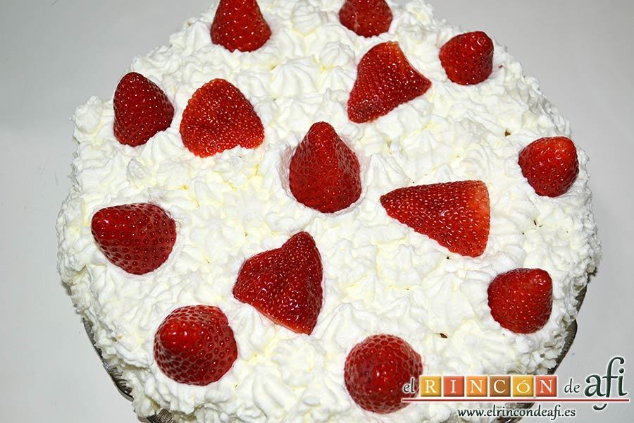Tarta de fresas y nata (crema de leche), decorar con fresas