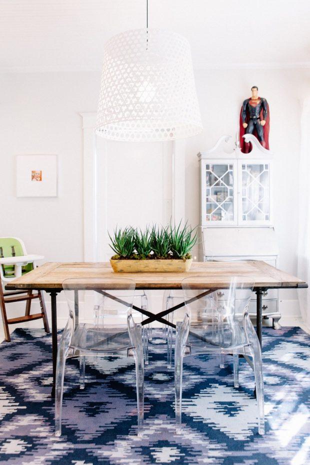 jardinera sobre mesa de comedor