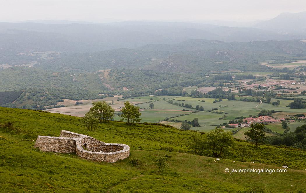 Reconstrucción del Pozo de los Lobos del Páramo de la Lora. Un pozo circular rodeado por una cerca de piedra era el punto hacia el que se acosaba a los lobos para que acabaran cayendo en él. Palencia. Castilla y León. España. © Javier Prieto Gallego
