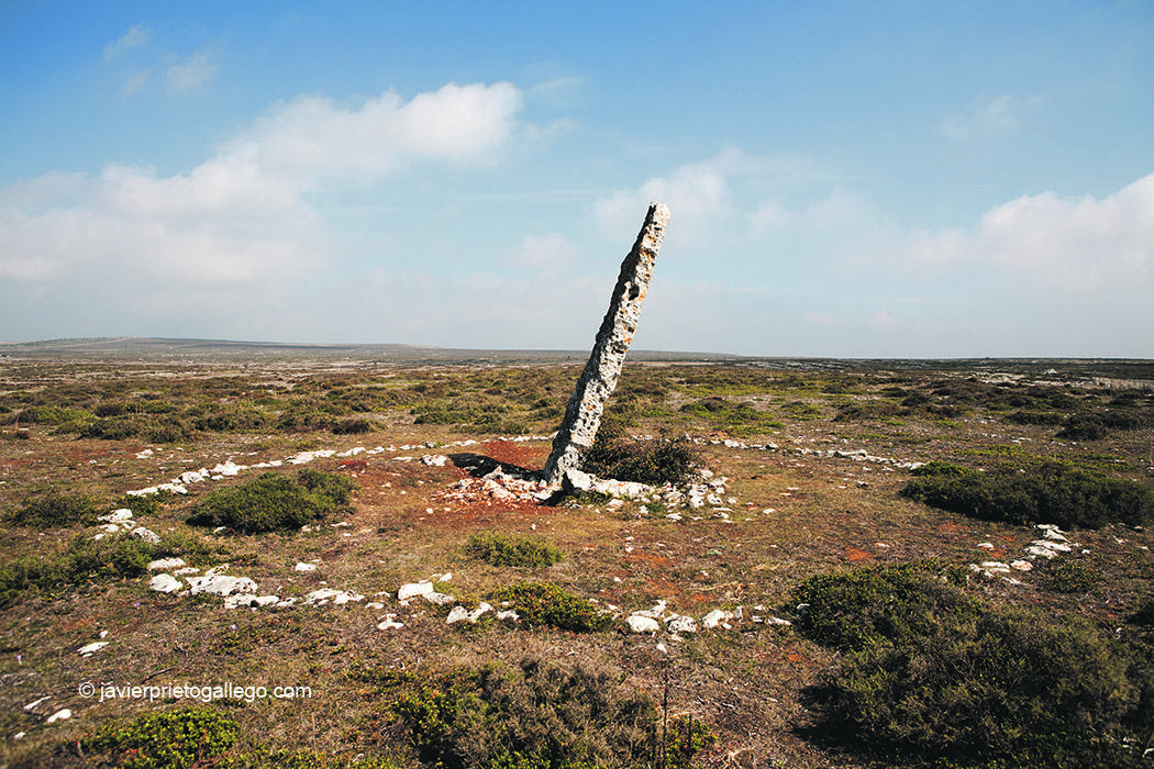 El menhir de Canto Hito despunta sobre la horizontalidad apabullante del Páramo de La Lora de Valdivia. Ruta geológica señalizada "La Memoria del Páramo". Reserva Geológica de Las Loras. Espacio Natural de Covalagua. Palencia. España.