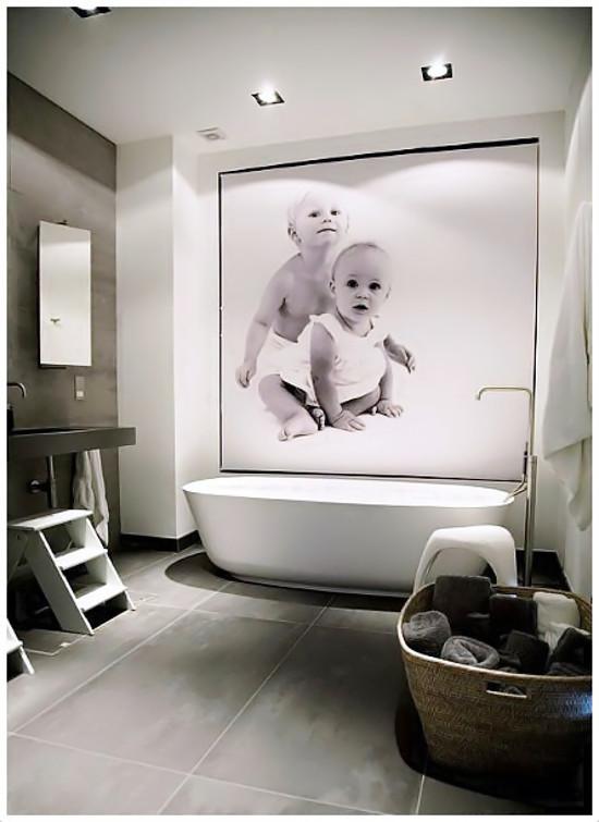 Fotos personales decoran el baño