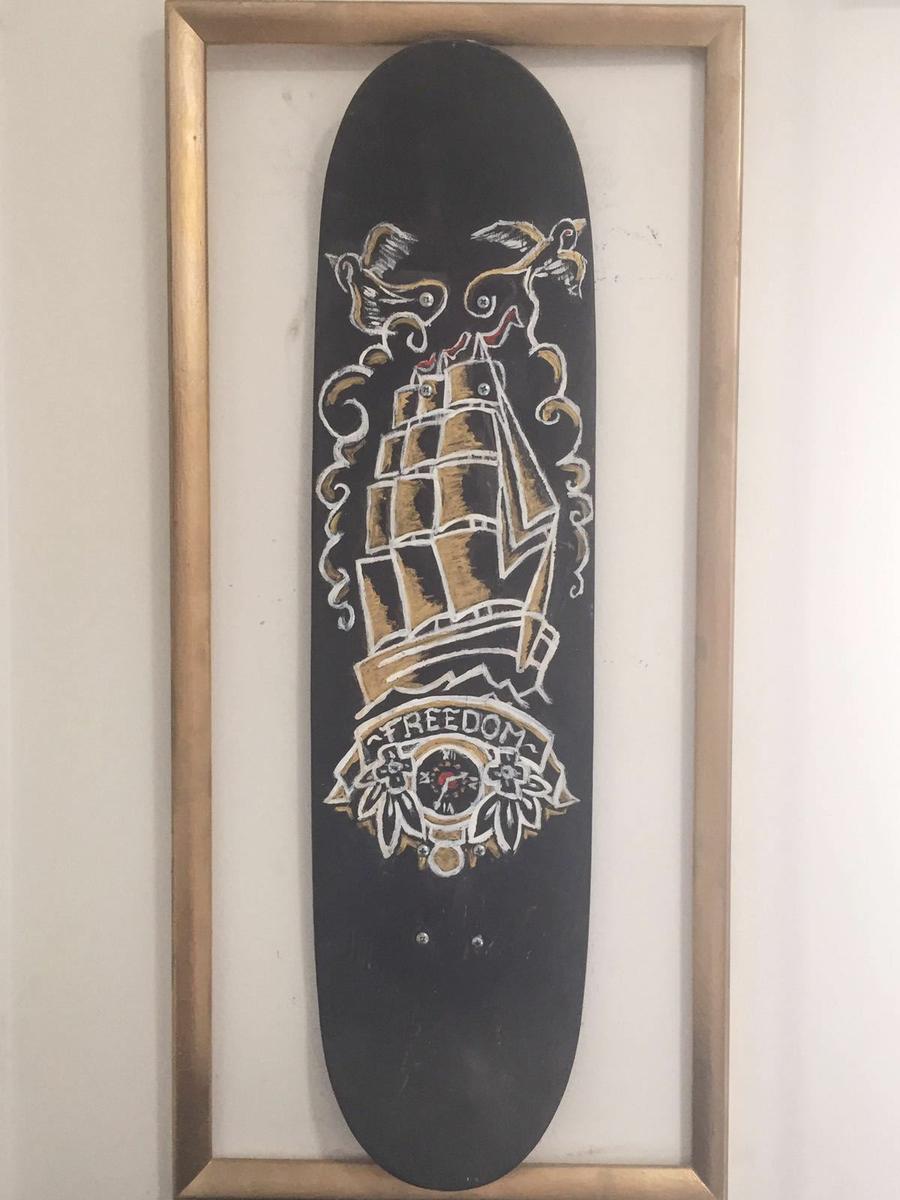 Tabla de skate pintada con marco.