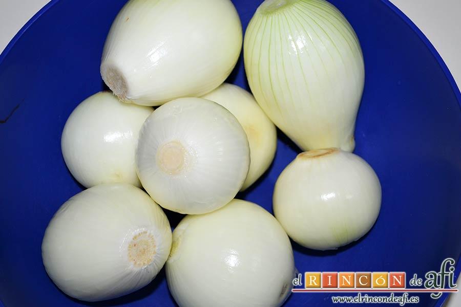 Crema de cebolla con cerveza, pelar las cebollas