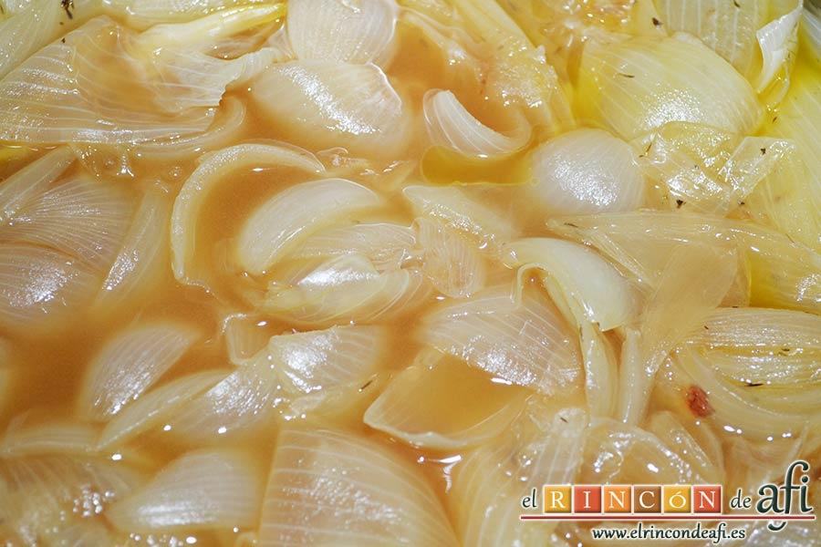 Crema de cebolla con cerveza, dejar cocer 45 minutos