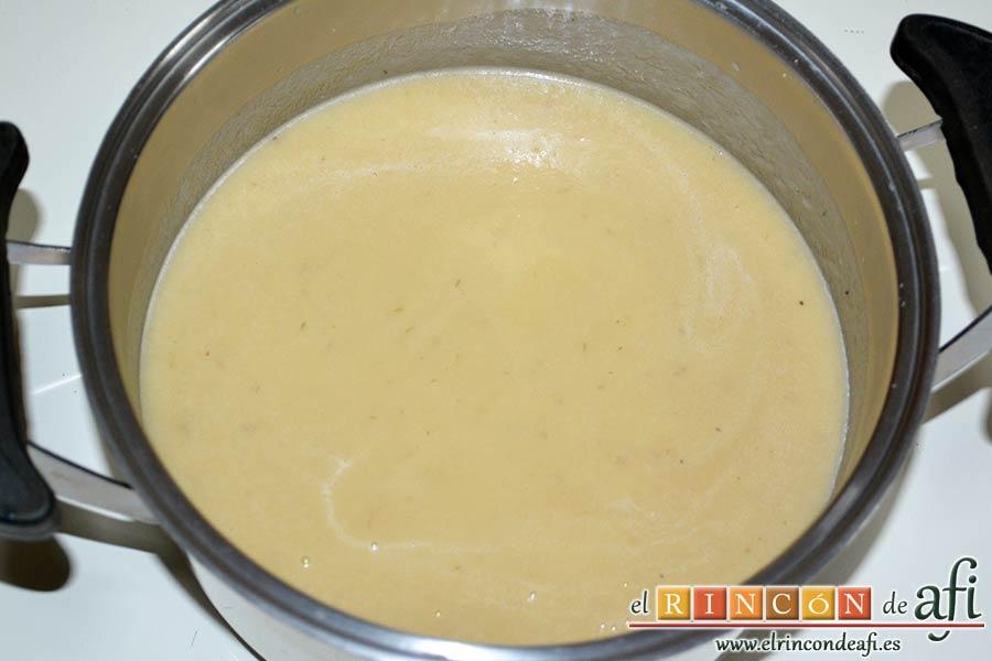 Crema de cebolla con cerveza, antes de servirla, calentar