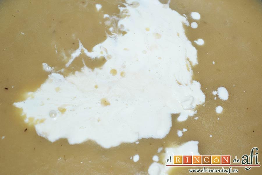 Crema de cebolla con cerveza, añadir la nata (crema de leche)