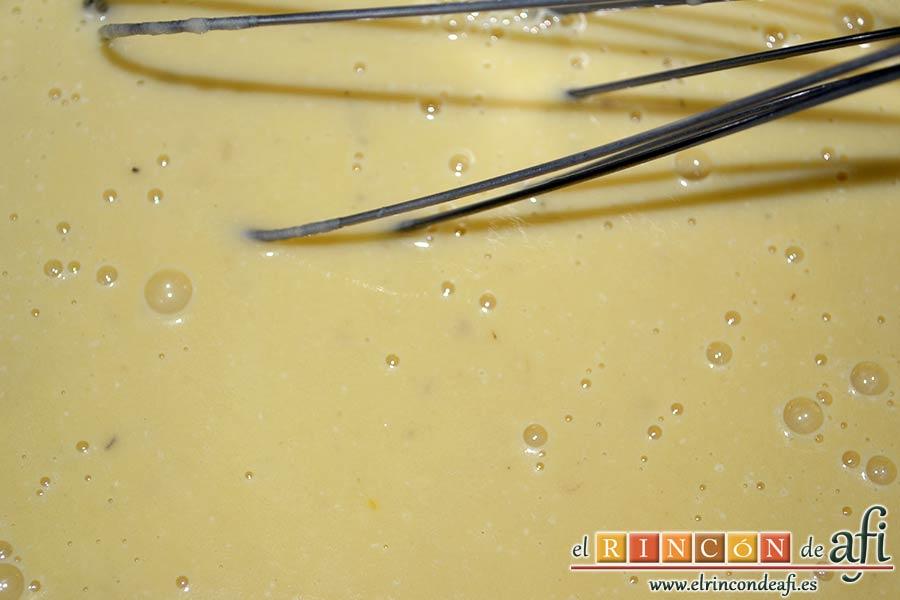 Crema de cebolla con cerveza, añadir las yemas una a una y batir con las varillas