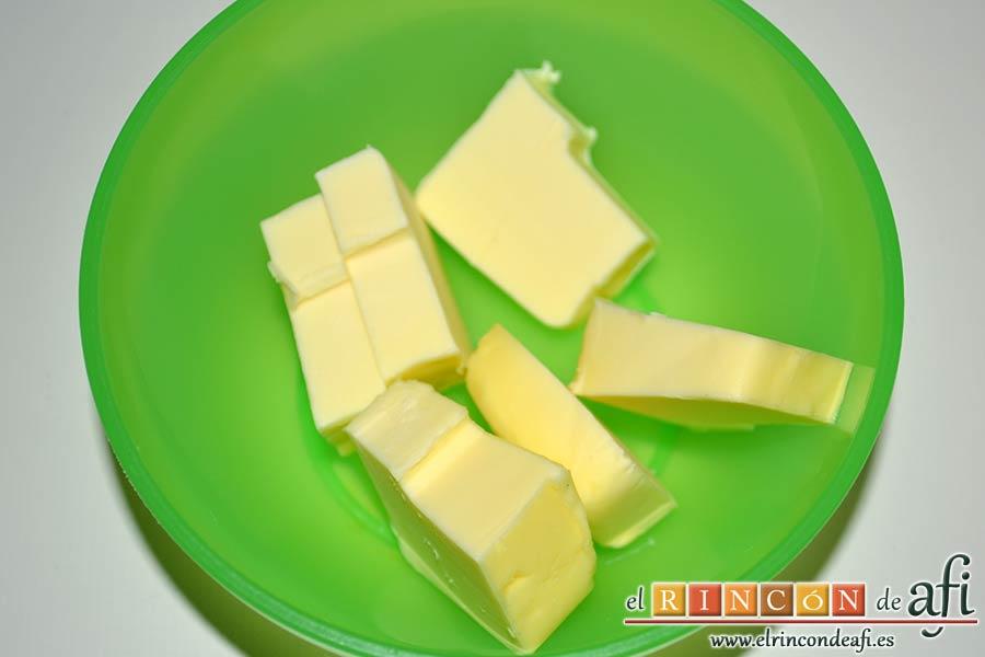 Crema de cebolla con cerveza, pesar la mantequilla