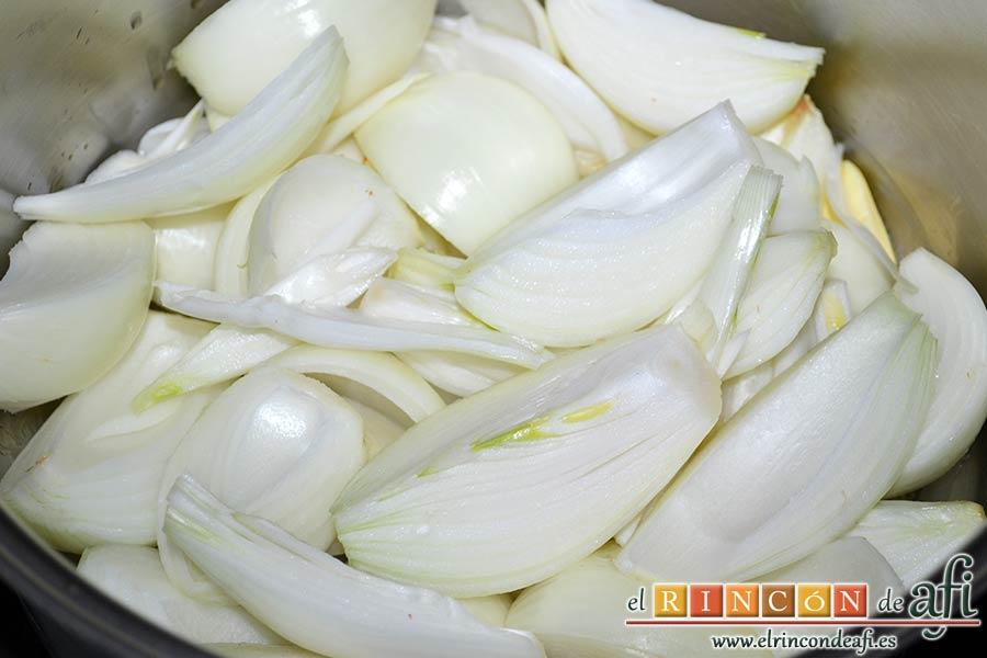 Crema de cebolla con cerveza, agregar las cebollas