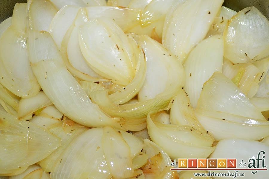 Crema de cebolla con cerveza, dejar pochar