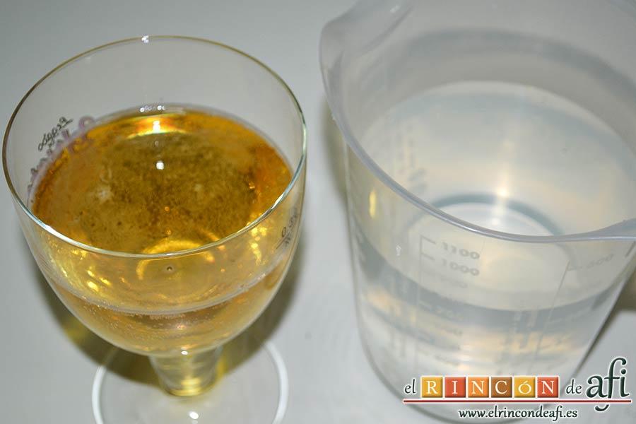 Crema de cebolla con cerveza, preparar el agua y la cerveza