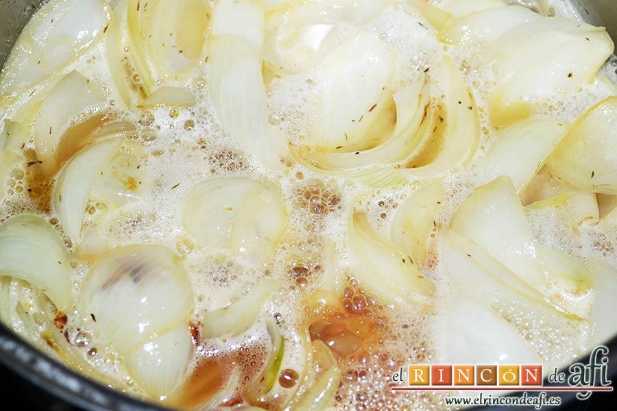 Crema de cebolla con cerveza, añadir la cerveza