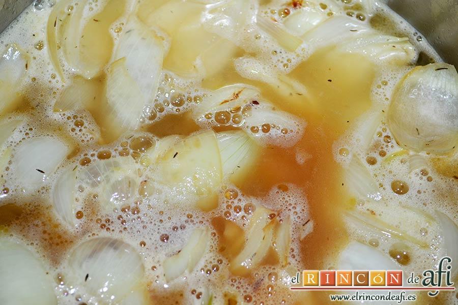 Crema de cebolla con cerveza, añadir el agua