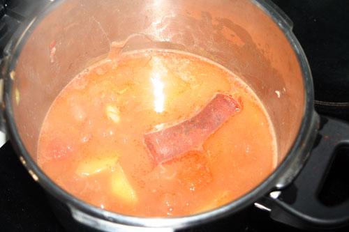 echar-el-chorizo-mientras-se-hace-el-potaje-de-alubias