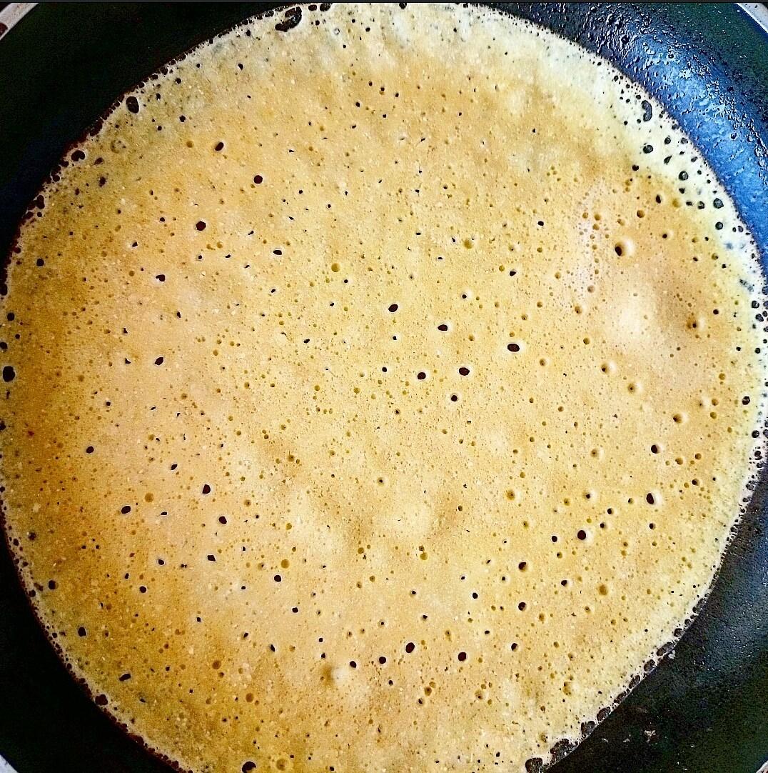 Cuándo los bordes empiezan a tostarse y comienzan a hacerse pequeños agujeros en la superficie, es hora de darle la vuelta.