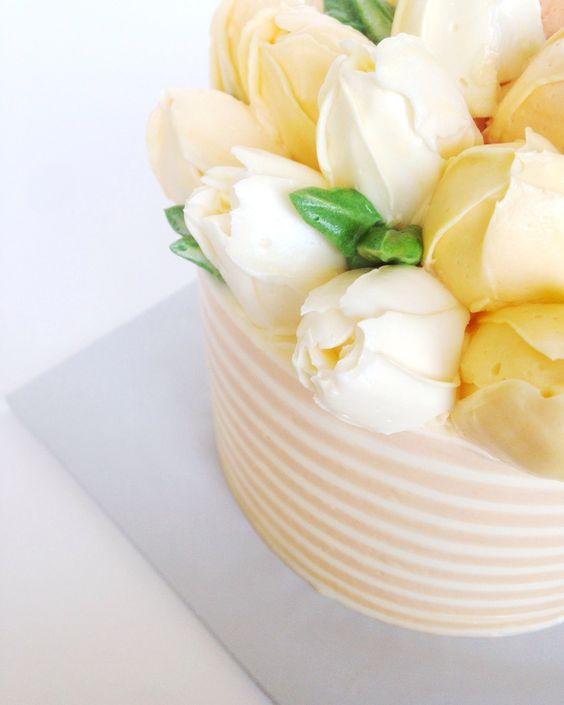 Mesa de cumpleaños con tulipanes - tarta