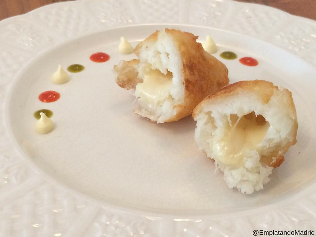 El queso se derrite dentro de nuestras carimañolas de queso