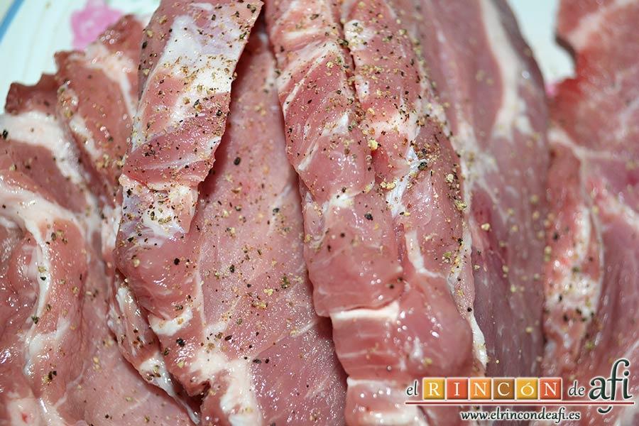 Chuletas de cerdo de cuello en salsa, salpimentar