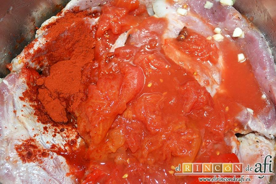 Chuletas de cerdo de cuello en salsa, añadir el pimentón