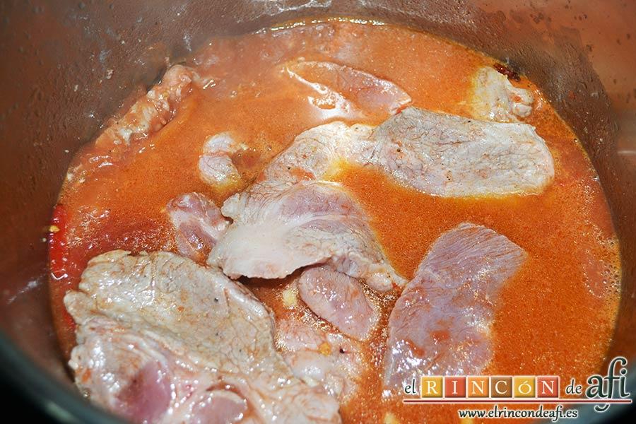 Chuletas de cerdo de cuello en salsa, cubrir con agua