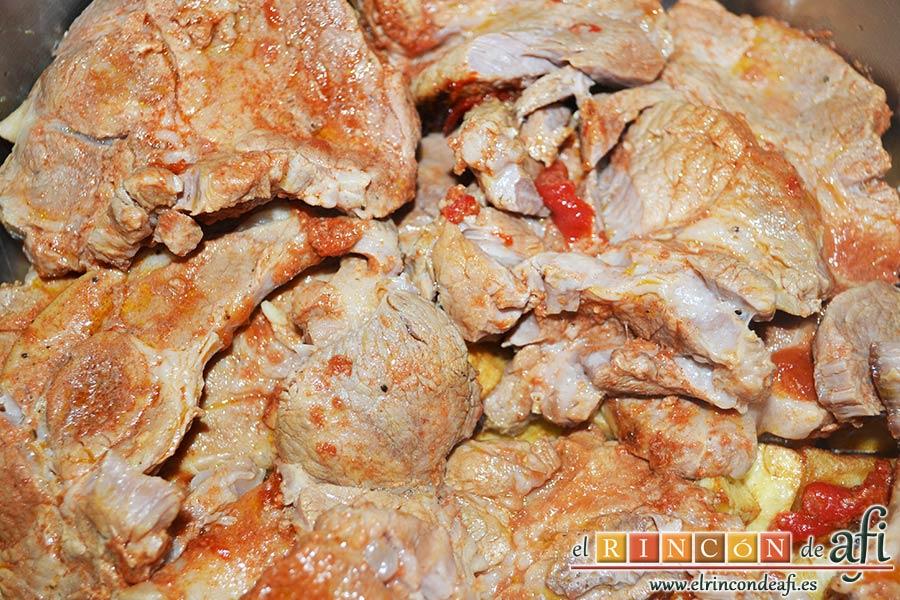 Chuletas de cerdo de cuello en salsa, la carne queda muy tierna