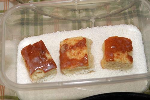 pasar-los-sobaos-empapados-por-el-coco-rallado