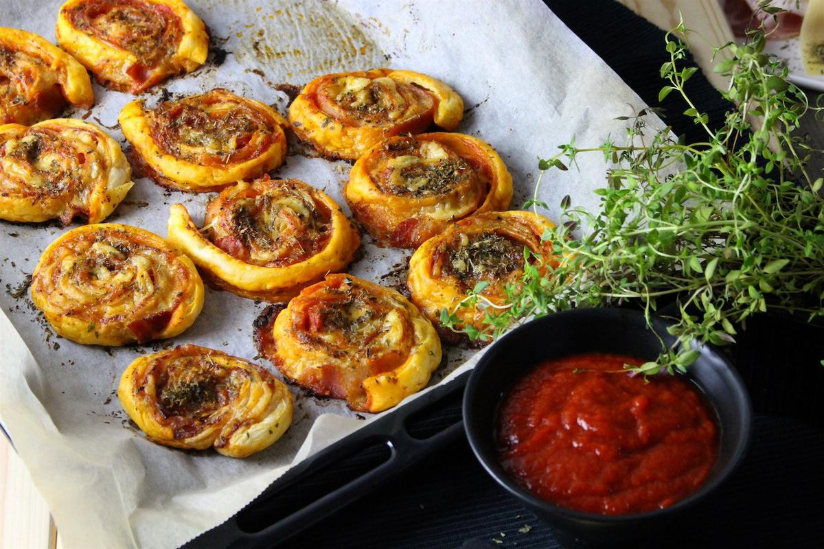 Rollitos de hojaldre con bacon y queso sin lactosa