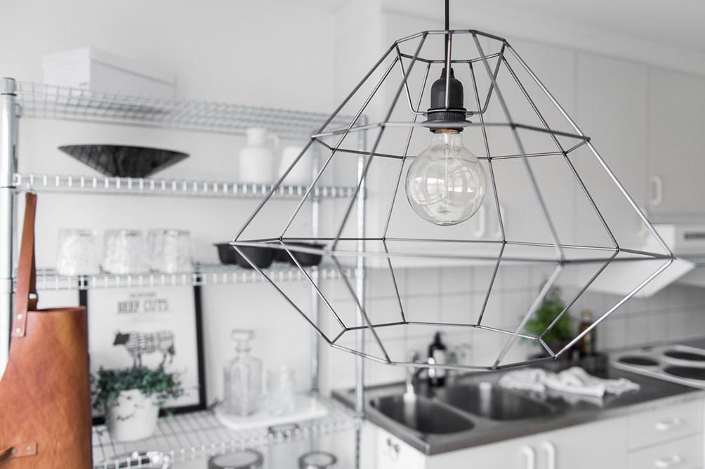 Apartamento sencillo y practico en tonos grises y blancos.