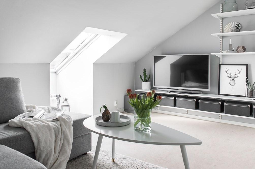 Apartamento sencillo y practico en tonos grises y blancos.