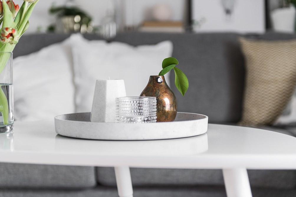 Apartamento sencillo y practico en tonos grises y blancos.