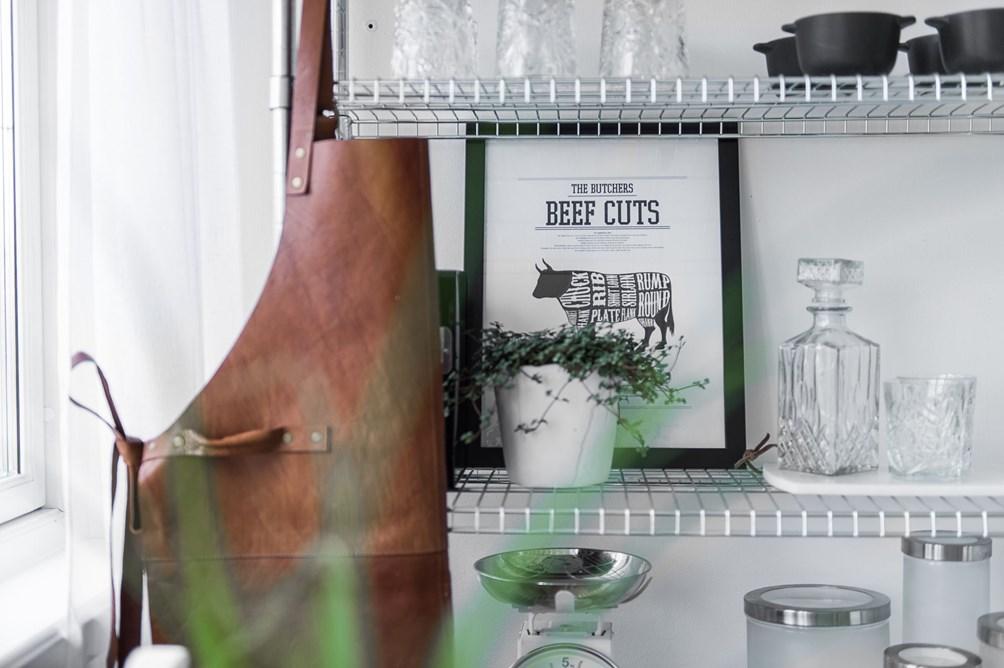 Apartamento sencillo y practico en tonos grises y blancos.