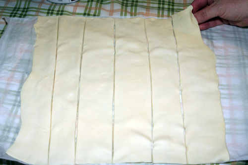 Cortar-la-masa-de-hojaldre-en-tiras-largas