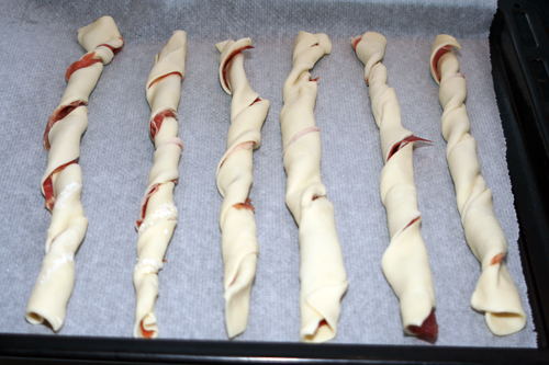 enrollar-los-chips-de-hojaldre-y-jamon