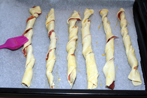 Pintar-con-huevo-los-chips-de-jamón-y-hojaldre