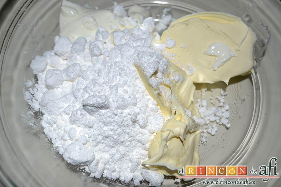 Hojaldre con frutas variadas, poner en un bol el queso mascarpone con el azúcar glas