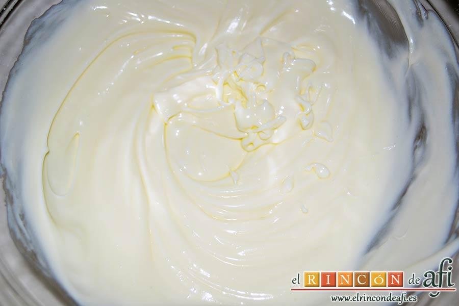 Hojaldre con frutas variadas, mezclar bien con varillas hasta que quede bien integrado