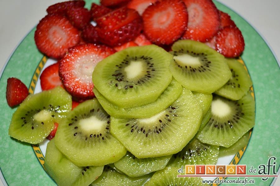 Hojaldre con frutas variadas, pelar los kiwis, cortarlos en rodajas al igual que las fresas