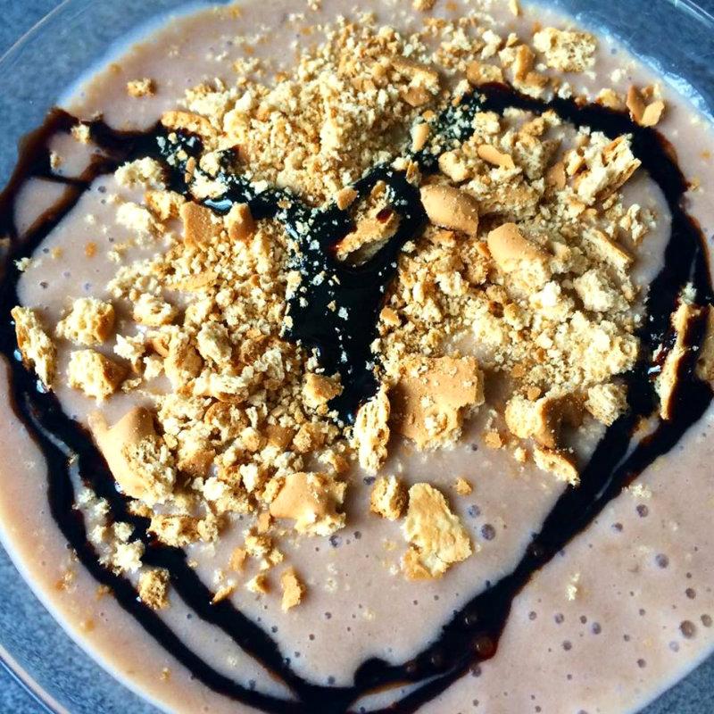 Postre fácil con yogur plátano y chocolate