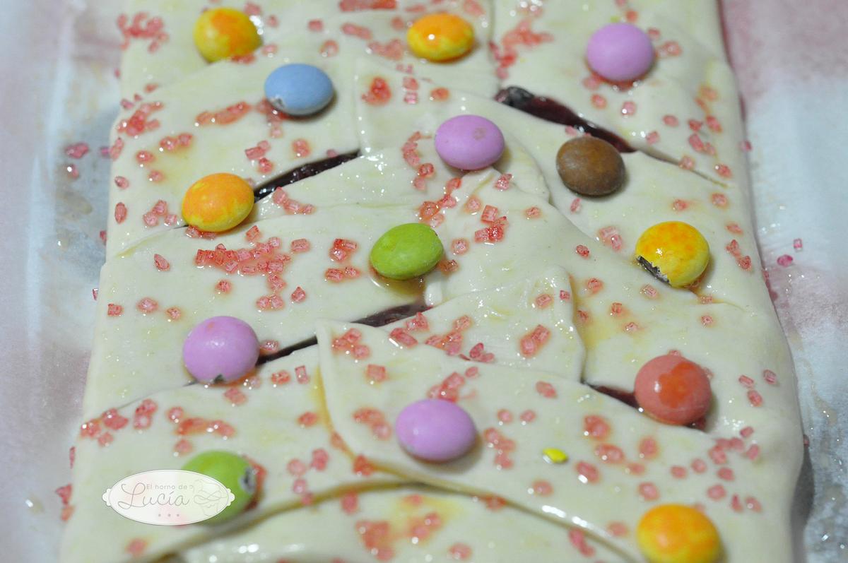 Decoramos con lacasitos y azucar de colores