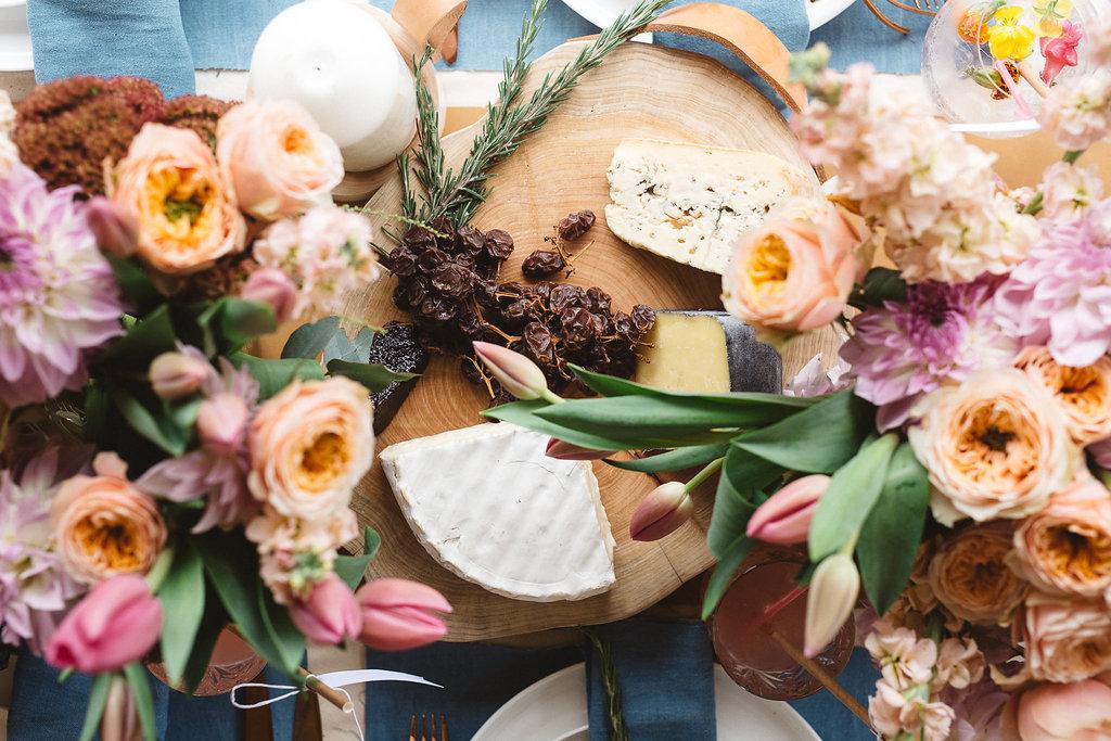 Detalle comida y decoración mesa para una fiesta