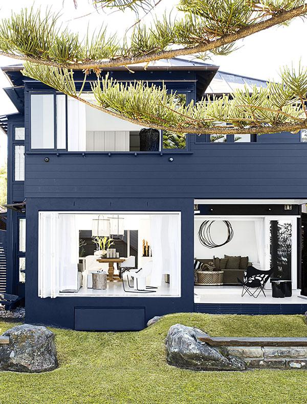 Una casa en blanco y negro en un entorno único junto al mar | Decoración