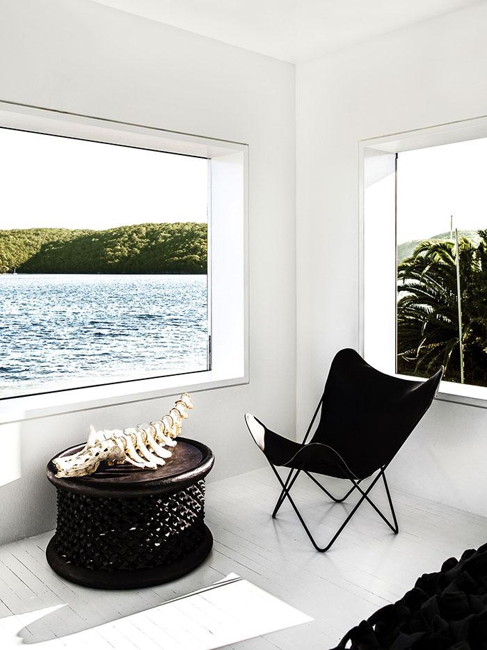 casa en blanco y negro dormitorio silla